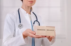 A SOP pode causar desequilíbrio hormonal. Imagem cortesia: yandex