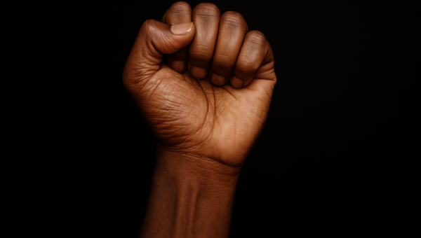 Negligência e racismo: desigualdades comprometem a velhice negra e aumentam risco de Alzheimer